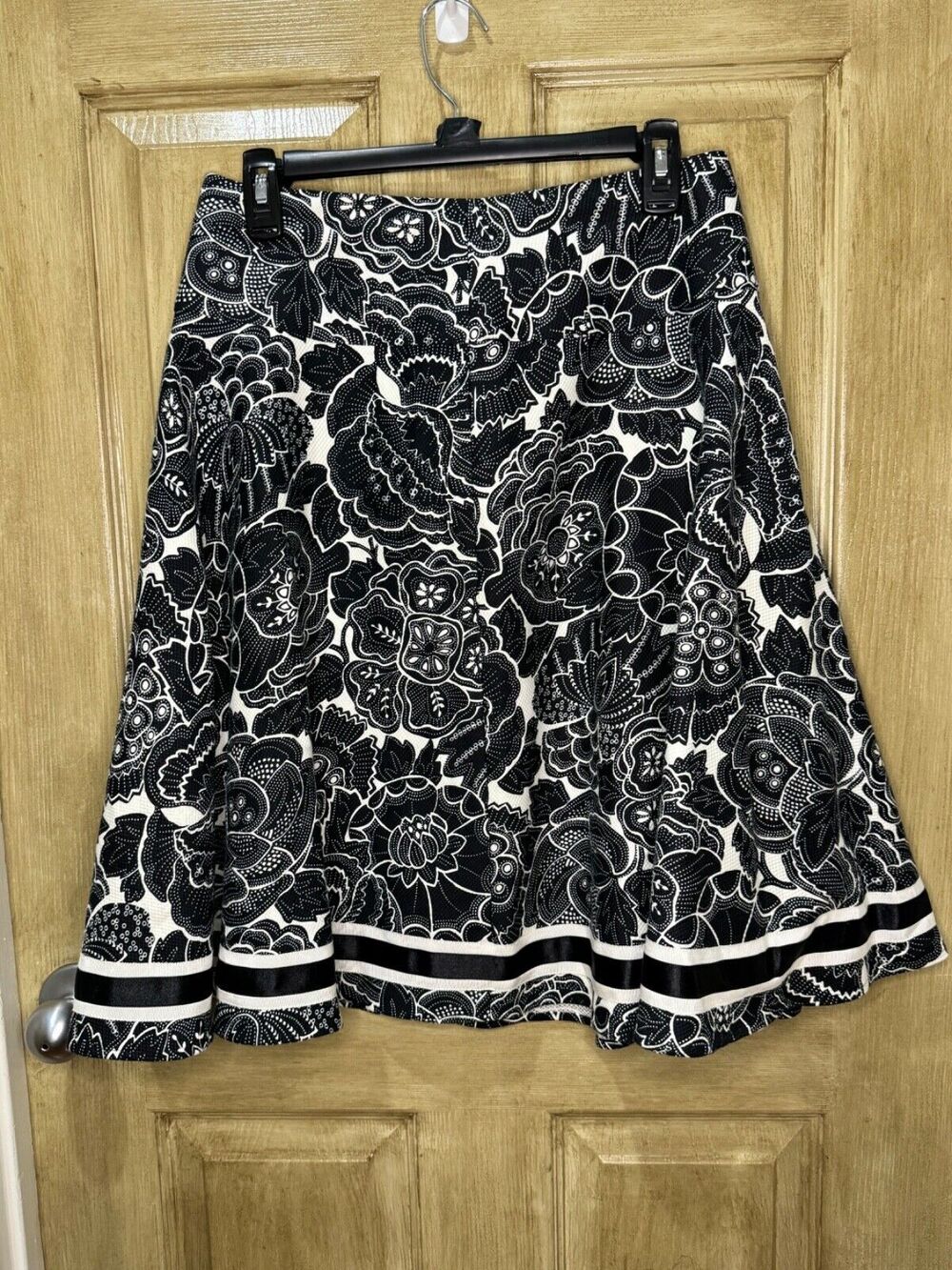 White House Black Market Black and White A-Line Swing Full Skirt Size 4